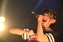 山田南実。8月20日に東京・TSUTAYA O-WESTで開催された「Pimm's Presents, Human Xrossing Summer special」の様子。