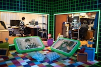 左から前山田健一、岡崎体育。（写真提供：NHK）