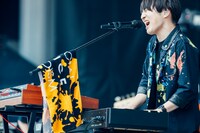 藤原聡（Vo, Piano / Official髭男dism）（撮影：西槇太一）