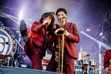 左から宮本浩次（エレファントカシマシ）、谷中敦（東京スカパラダイスオーケストラ / Baritone Sax）（撮影：西槇太一）