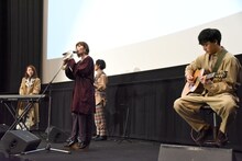 緑黄色社会の演奏の様子。