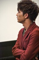 緑黄色社会のライブ演奏に耳を傾ける板垣瑞生（M!LK）。