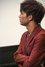 緑黄色社会のライブ演奏に耳を傾ける板垣瑞生（M!LK）。