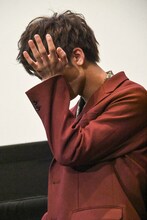 目元を拭う板垣瑞生（M!LK）。