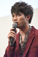 瞳を潤ませる板垣瑞生（M!LK）。