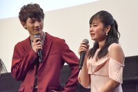 涙ながらにコメントする吉柳咲良（右）を見守る板垣瑞生（左 / M!LK）。