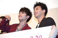 スタンバイ中に談笑する板垣瑞生（M!LK）と竹内涼真。