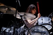 ドラムの演奏を披露する齋藤飛鳥。（写真提供：ソニー・ミュージックレーベルズ）
