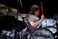 ドラムの演奏を披露する齋藤飛鳥。（写真提供：ソニー・ミュージックレーベルズ）