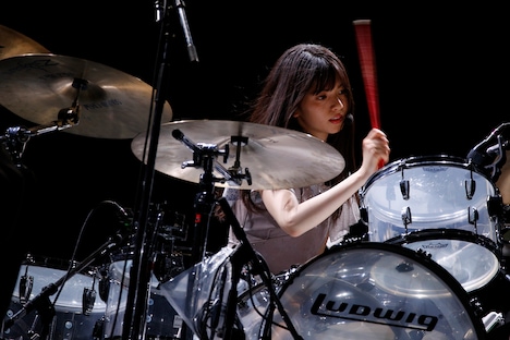 ドラムの演奏を披露する齋藤飛鳥。（写真提供：ソニー・ミュージックレーベルズ）