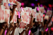 桜の絵が描かれた紙を掲げる観客。（写真提供：ソニー・ミュージックレーベルズ）