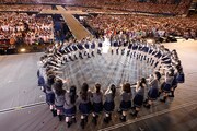 円陣を組む乃木坂46。（写真提供：ソニー・ミュージックレーベルズ）