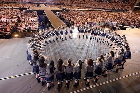円陣を組む乃木坂46。（写真提供：ソニー・ミュージックレーベルズ）