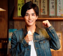 おしぼりを持つ岩田剛典。