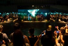 米津玄師「馬と鹿」ミュージックビデオ上映会「鏡の上映会」の様子。