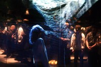 米津玄師「馬と鹿」ミュージックビデオ上映会「鏡の上映会」の様子。