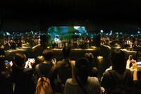 米津玄師「馬と鹿」ミュージックビデオ上映会「鏡の上映会」の様子。