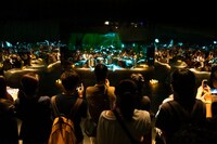 米津玄師「馬と鹿」ミュージックビデオ上映会「鏡の上映会」の様子。