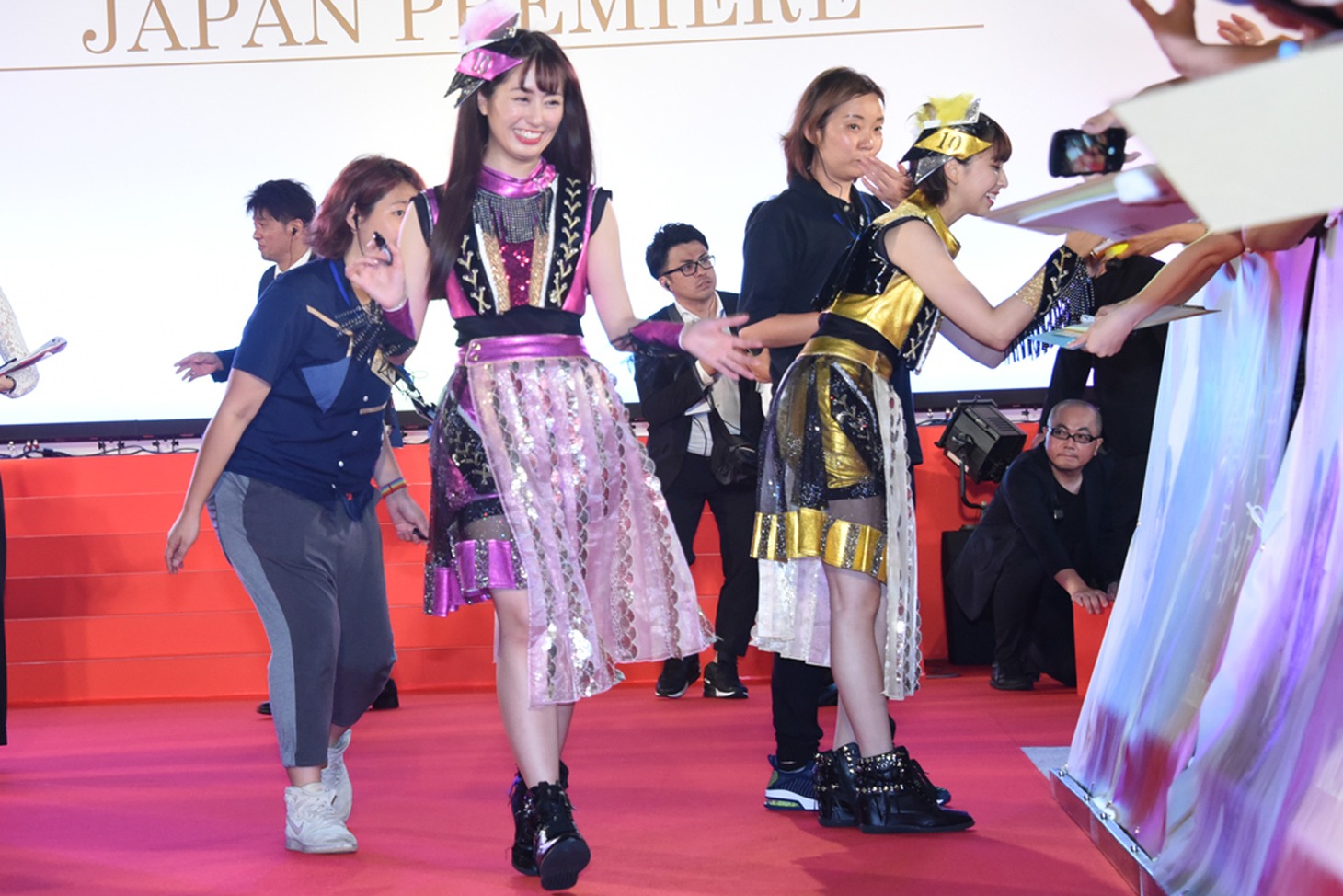 観客のサインのリクエストに応じる佐々木彩夏、玉井詩織。