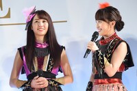 左から佐々木彩夏、百田夏菜子。