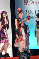 退場する佐々木彩夏と百田夏菜子。