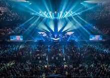 安全地帯「ALL TIME BEST『35』～35th Anniversary Tour 2017～」東京・日本武道館公演の様子。