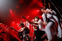 UNISON SQUARE GARDENと東京スカパラダイスオーケストラ。（撮影：にしゆきみ）