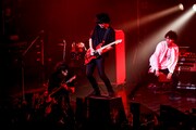 左から田淵智也（UNISON SQUARE GARDEN）、滝善充、菅原卓郎（9mm Parabellum Bullet）。（撮影：にしゆきみ）