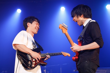 左から堂島孝平、斎藤宏介（UNISON SQUARE GARDEN）。（撮影：にしゆきみ）