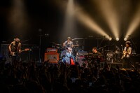 UNISON SQUARE GARDENと大胡田なつき、成田ハネダ（パスピエ）。（Photo by Viola Kam［V'z Twinkle］）