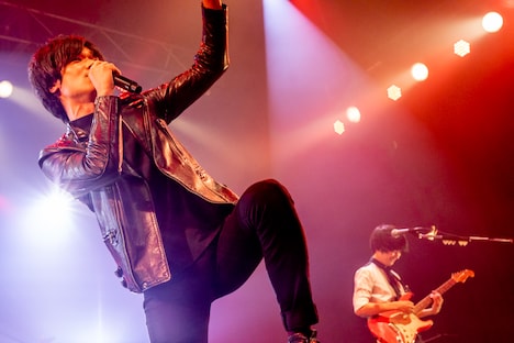 左から佐々木亮介（a flood of circle）、斎藤宏介（UNISON SQUARE GARDEN）。（Photo by Viola Kam［V'z Twinkle］）