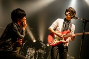 左から佐々木亮介（a flood of circle）、斎藤宏介（UNISON SQUARE GARDEN）。（Photo by Viola Kam［V'z Twinkle］）