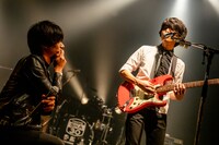 左から佐々木亮介（a flood of circle）、斎藤宏介（UNISON SQUARE GARDEN）。（Photo by Viola Kam［V'z Twinkle］）