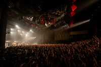 「Thank you, ROCK BANDS! ～UNISON SQUARE GARDEN 15th Anniversary Tribute Live～」8月28日公演の様子。（Photo by Viola Kam［V'z Twinkle］）
