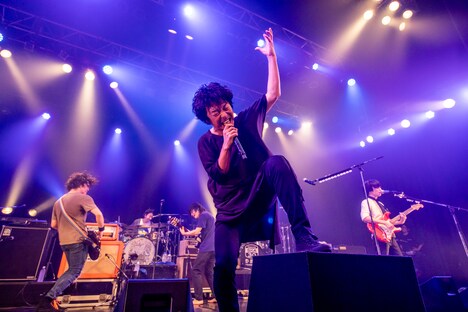 UNISON SQUARE GARDENと山田将司、菅波栄純（THE BACK HORN）。（Photo by Viola Kam［V'z Twinkle］）