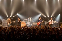 UNISON SQUARE GARDENと山田将司、菅波栄純（THE BACK HORN）。（Photo by Viola Kam［V'z Twinkle］）