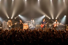 UNISON SQUARE GARDENと山田将司、菅波栄純（THE BACK HORN）。（Photo by Viola Kam［V'z Twinkle］）