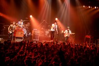 UNISON SQUARE GARDENと山中さわお（the pillows）。（Photo by Viola Kam［V'z Twinkle］）