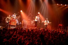 UNISON SQUARE GARDENと山中さわお（the pillows）。（Photo by Viola Kam［V'z Twinkle］）