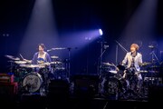 左から鈴木貴雄（UNISON SQUARE GARDEN）、茂木欣一（東京スカパラダイスオーケストラ）。（Photo by Viola Kam［V'z Twinkle］）