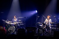 左から鈴木貴雄（UNISON SQUARE GARDEN）、茂木欣一（東京スカパラダイスオーケストラ）。（Photo by Viola Kam［V'z Twinkle］）