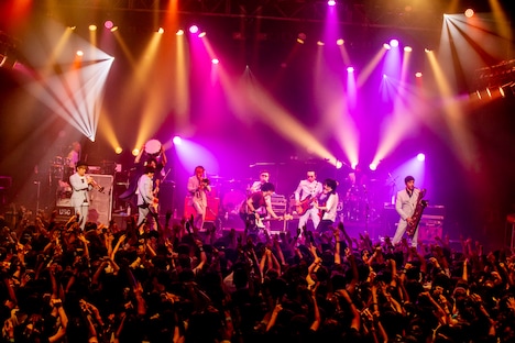 UNISON SQUARE GARDENと東京スカパラダイスオーケストラ。（Photo by Viola Kam［V'z Twinkle］）