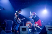 左から田淵智也（UNISON SQUARE GARDEN）、LiSA。（Photo by Viola Kam［V'z Twinkle］）