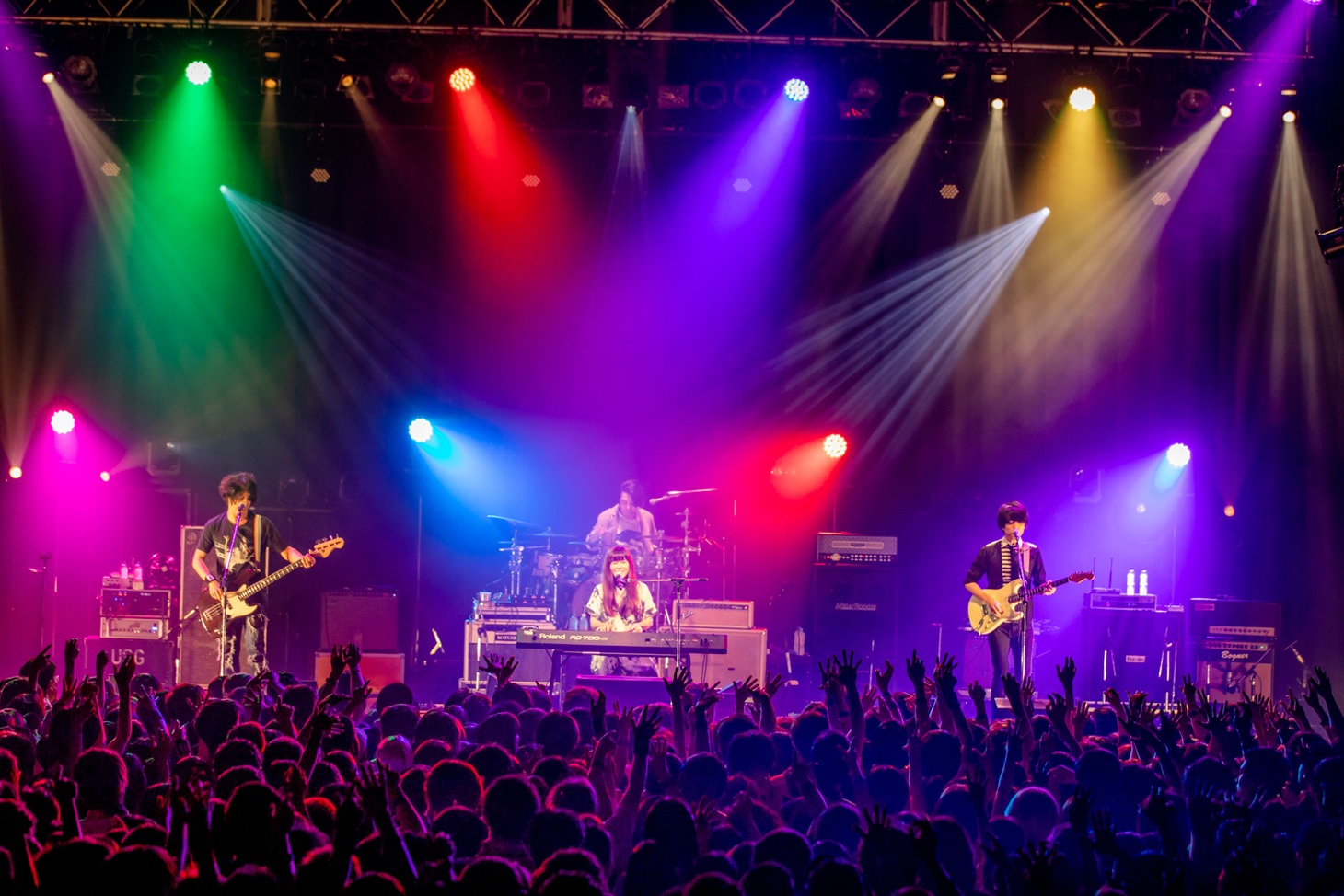 UNISON SQUARE GARDENとイズミカワソラ。（Photo by Viola Kam［V'z Twinkle］）