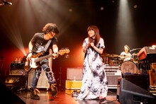 前方左から田淵智也（UNISON SQUARE GARDEN）、イズミカワソラ。（Photo by Viola Kam［V'z Twinkle］）