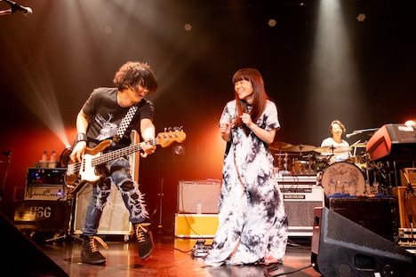 前方左から田淵智也（UNISON SQUARE GARDEN）、イズミカワソラ。（Photo by Viola Kam［V'z Twinkle］）