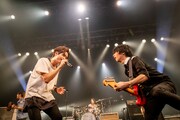 前方左から金井政人（BIGMAMA）、斎藤宏介（UNISON SQUARE GARDEN）。（Photo by Viola Kam［V'z Twinkle］）