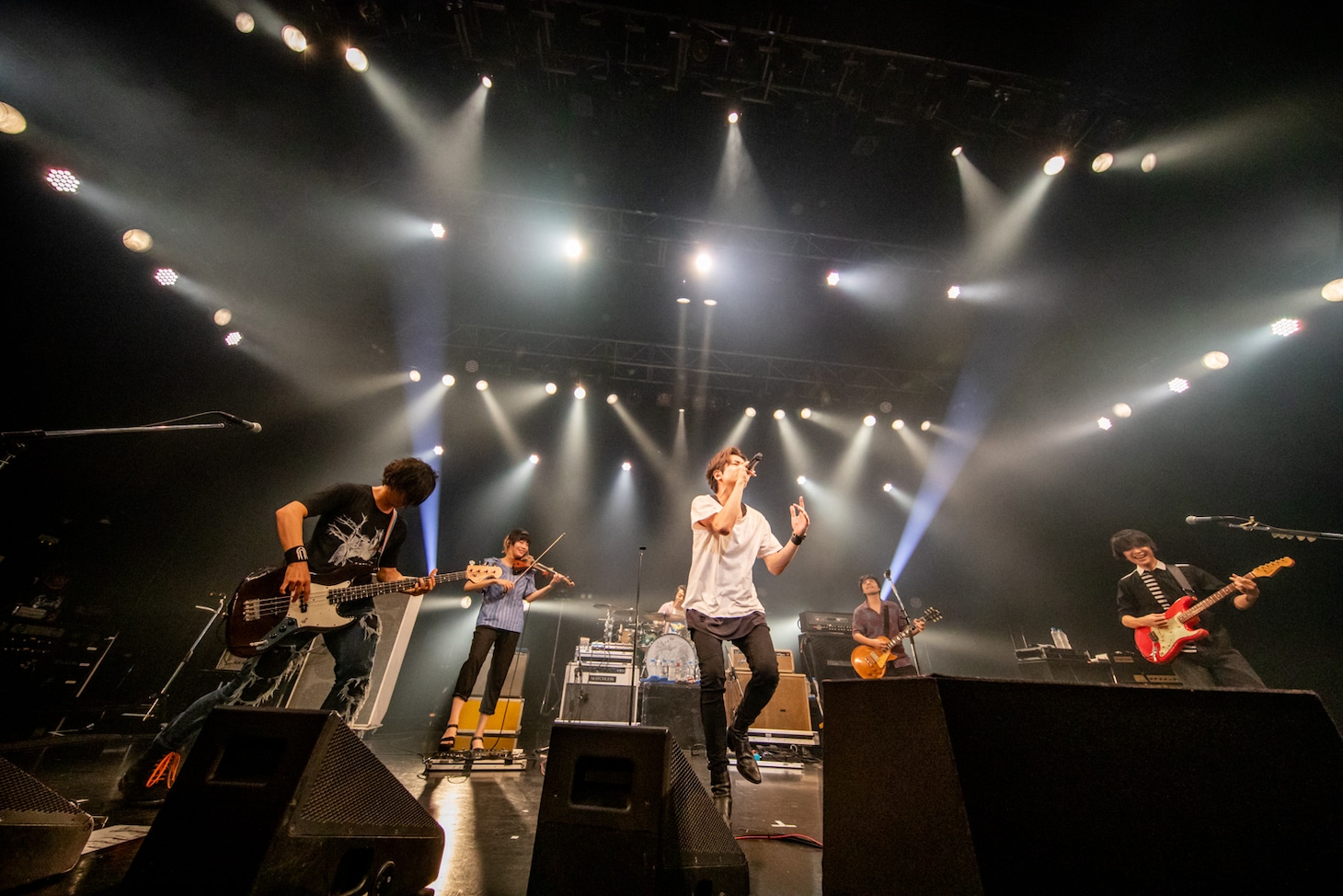 UNISON SQUARE GARDENと金井政人、柿沼広也、東出真緒（BIGMAMA）。（Photo by Viola Kam［V'z Twinkle］）