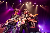 左から田淵智也、斎藤宏介（UNISON SQUARE GARDEN）、尾崎世界観（クリープハイプ）。（Photo by Viola Kam［V'z Twinkle］）
