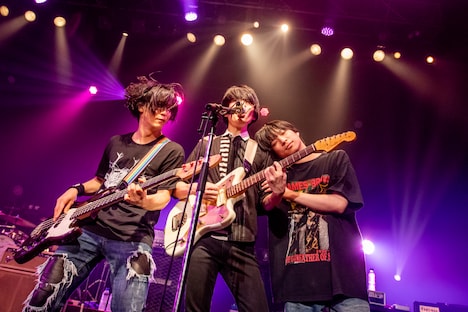 左から田淵智也、斎藤宏介（UNISON SQUARE GARDEN）、尾崎世界観（クリープハイプ）。（Photo by Viola Kam［V'z Twinkle］）